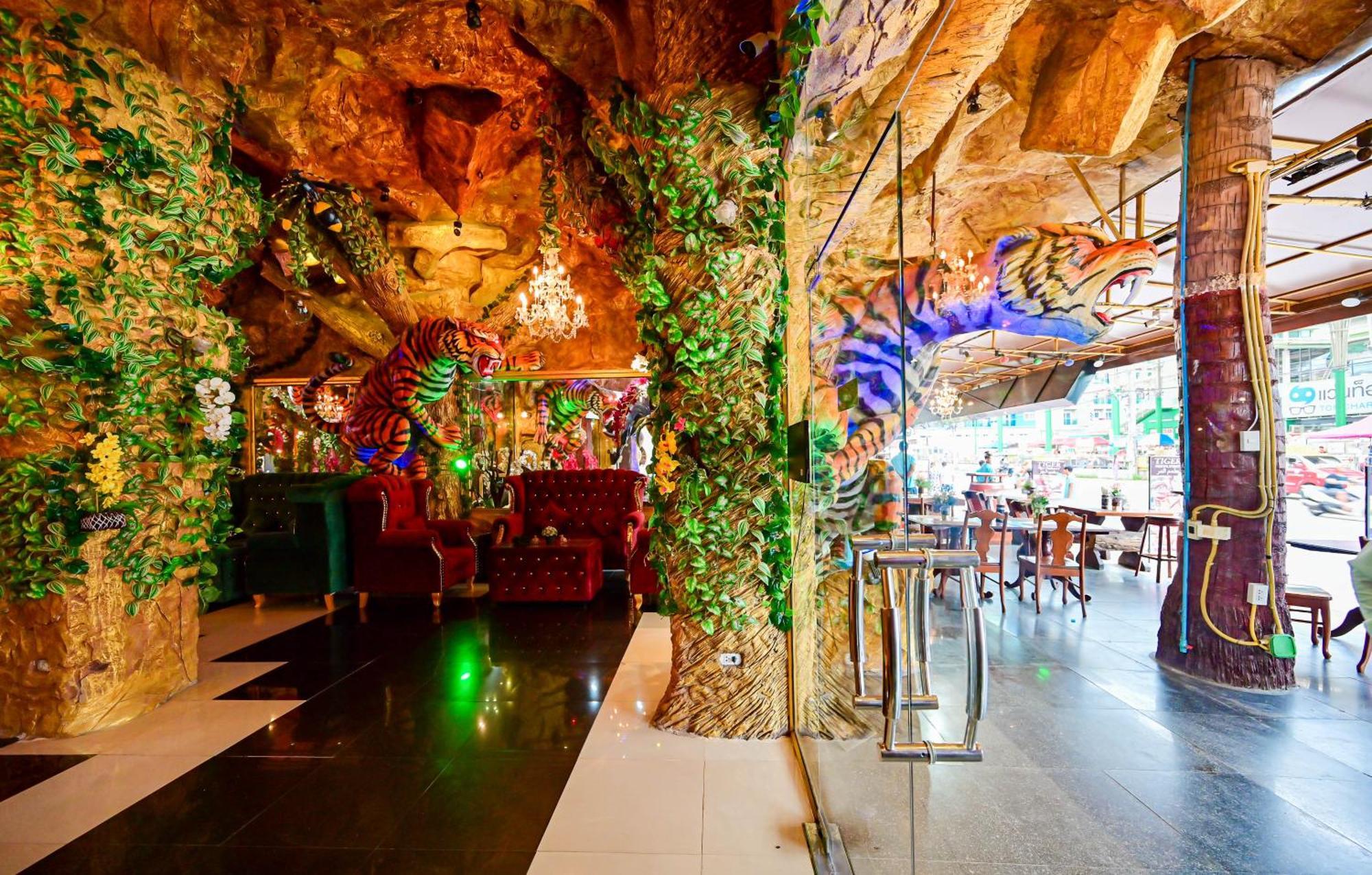 Tiger Complex Hotel Patong Екстериор снимка