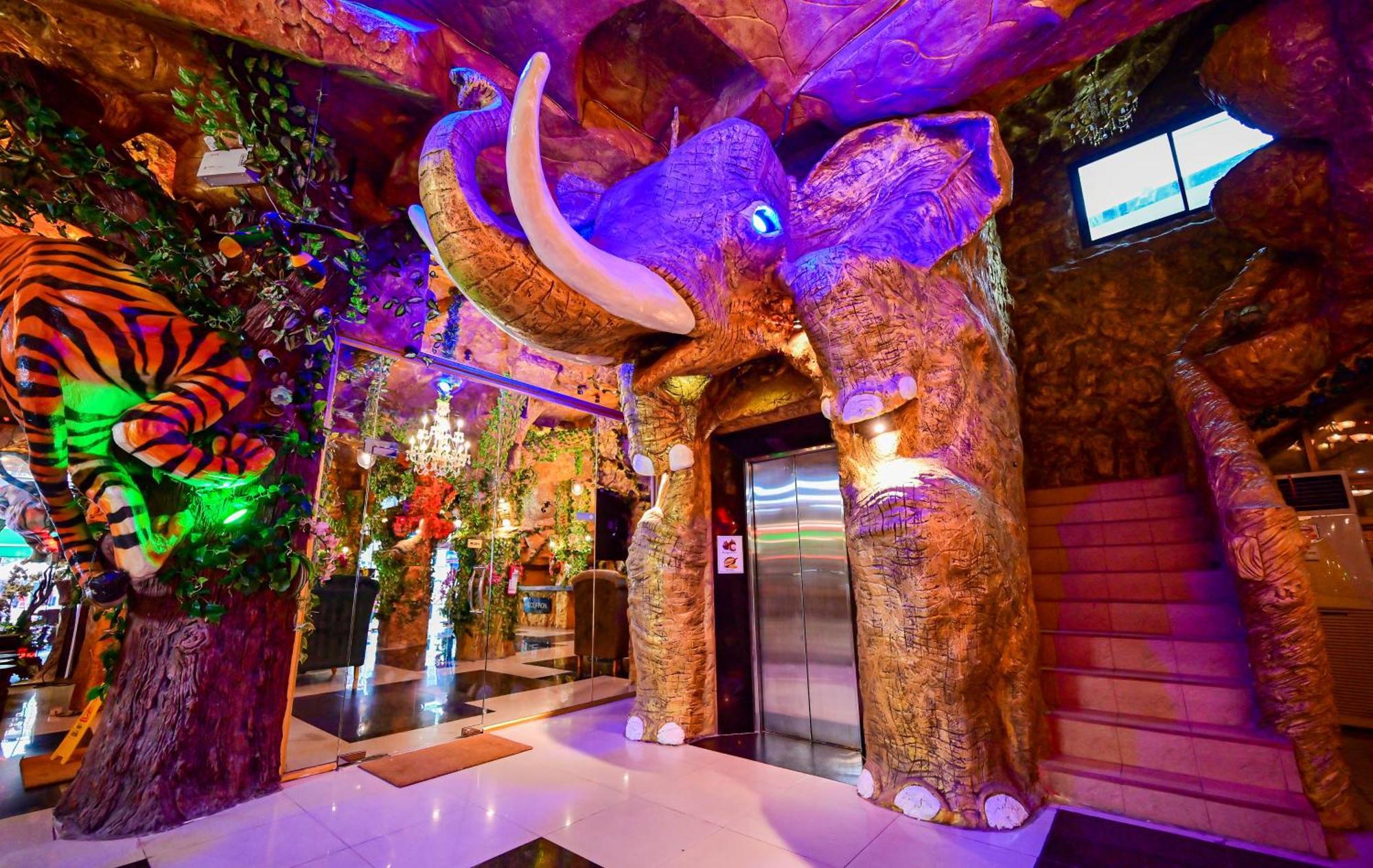 Tiger Complex Hotel Patong Екстериор снимка