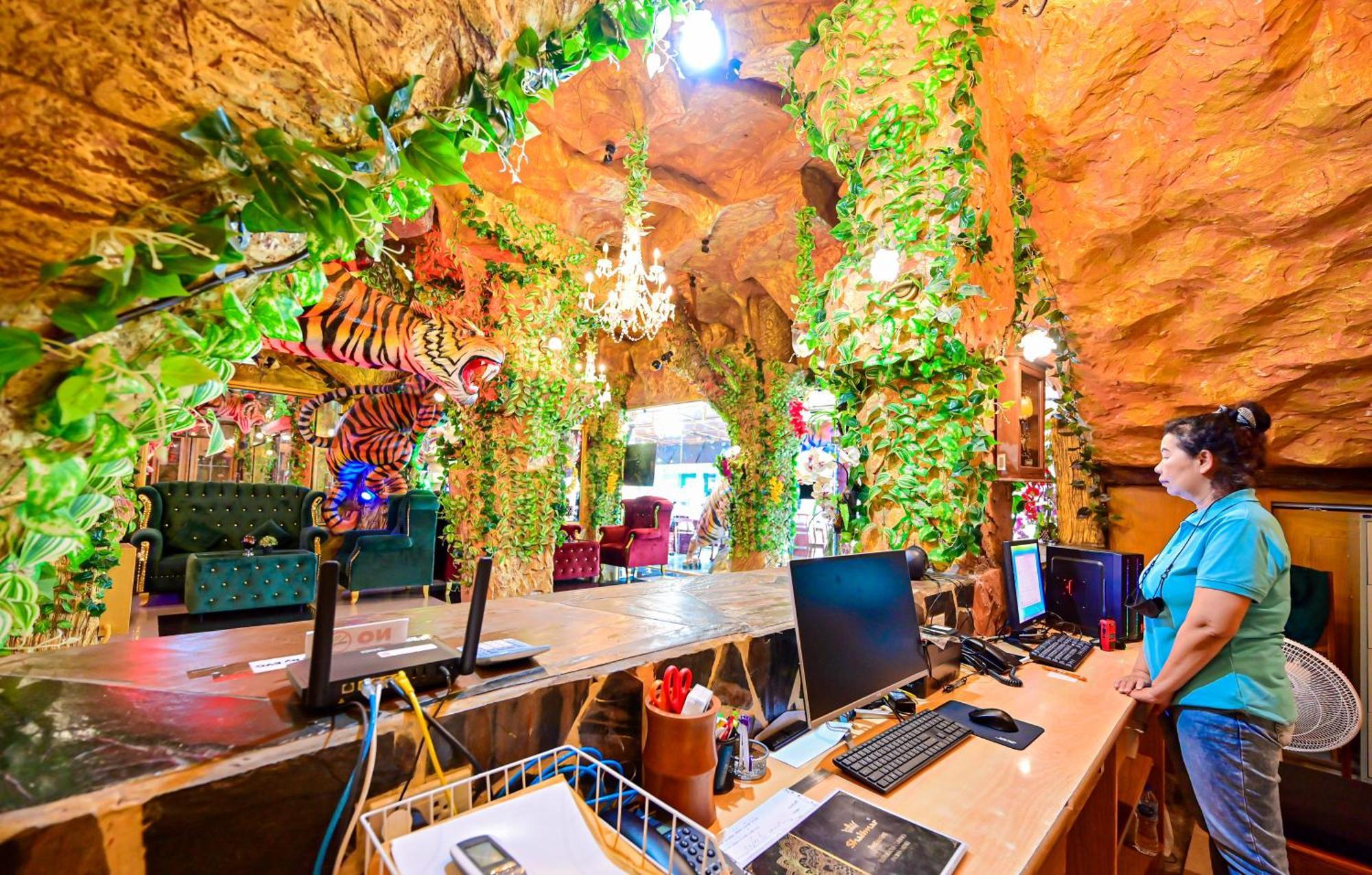 Tiger Complex Hotel Patong Екстериор снимка