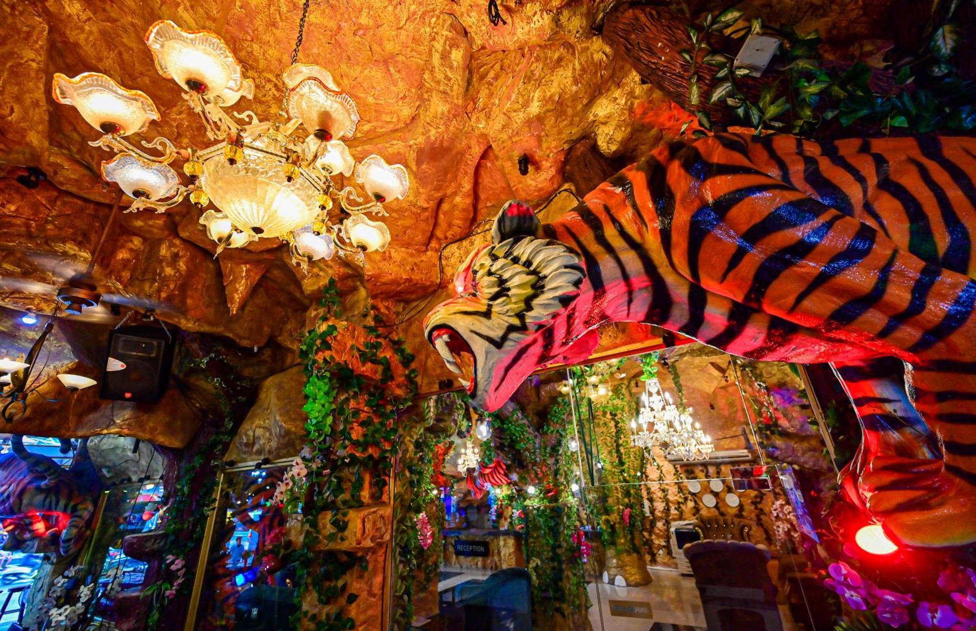 Tiger Complex Hotel Patong Екстериор снимка