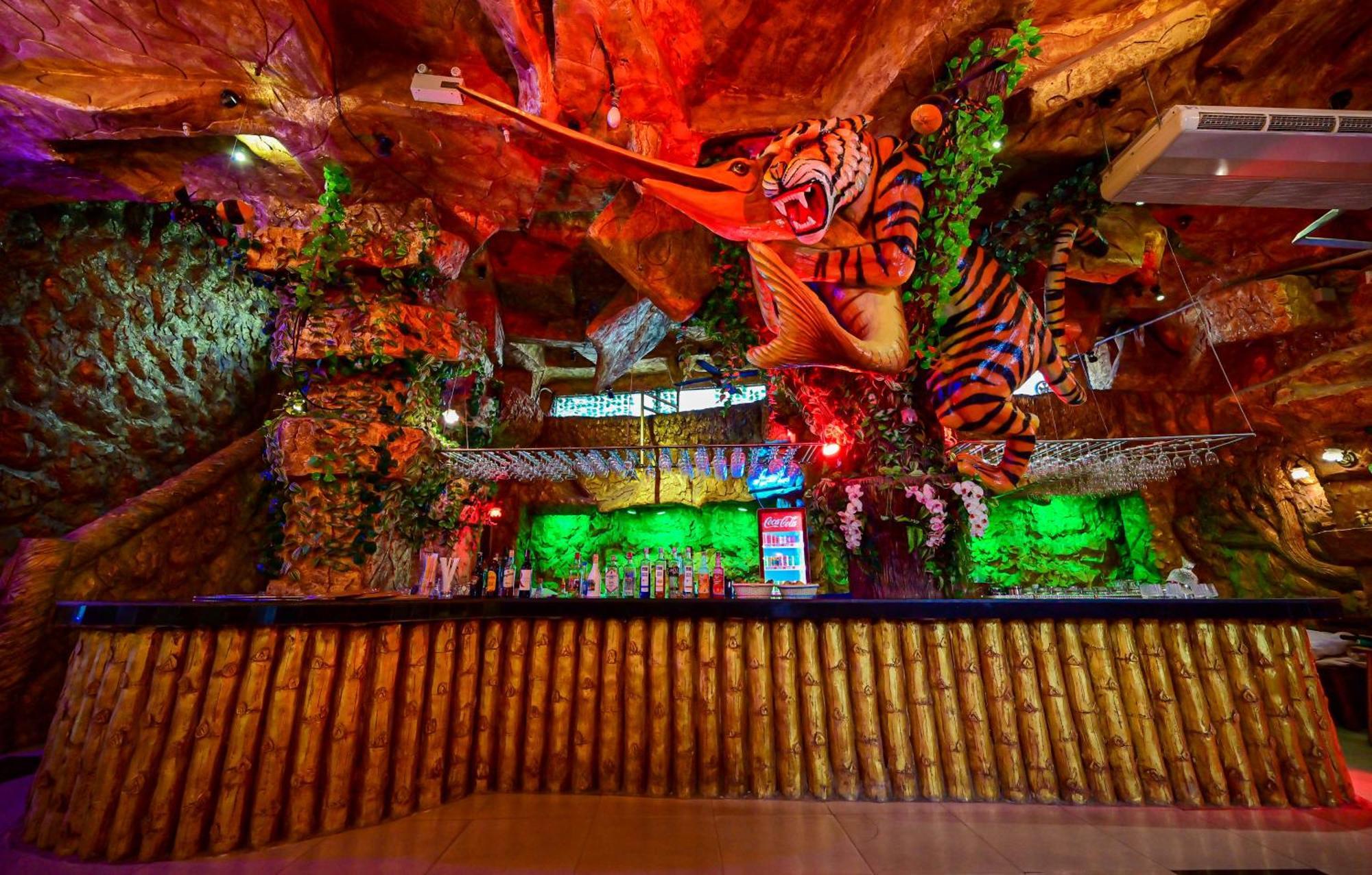 Tiger Complex Hotel Patong Екстериор снимка