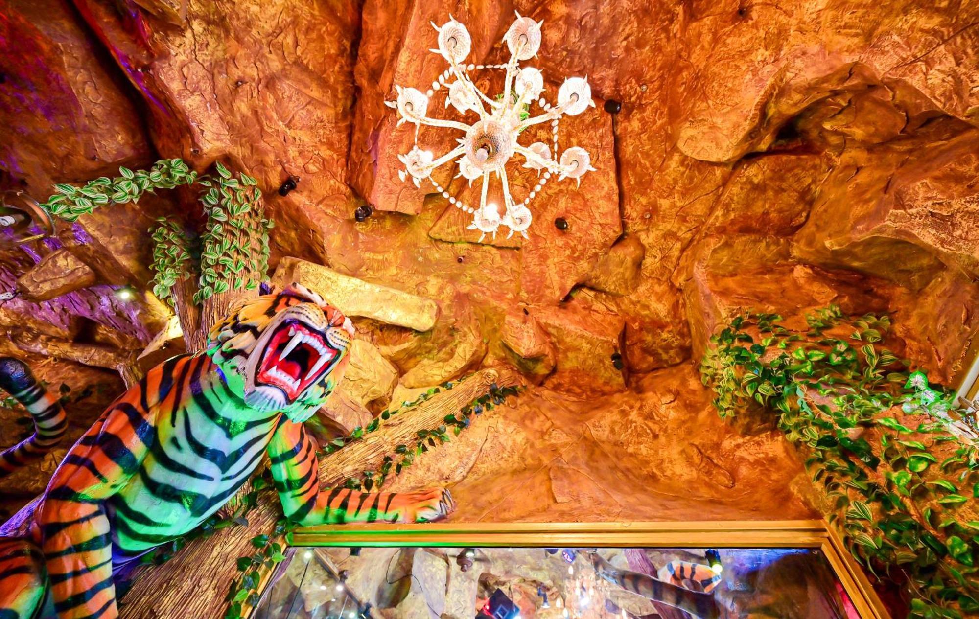 Tiger Complex Hotel Patong Екстериор снимка