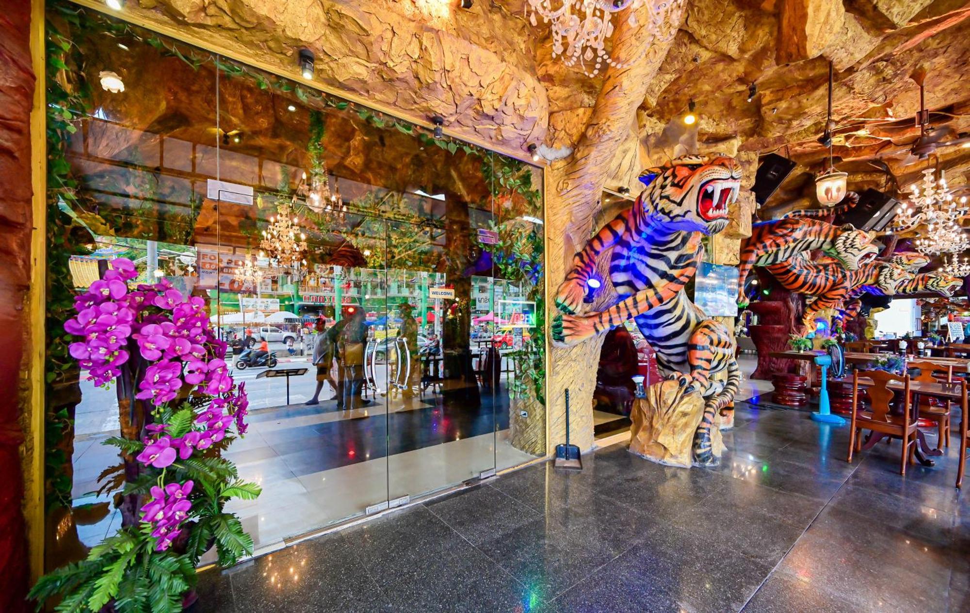 Tiger Complex Hotel Patong Екстериор снимка
