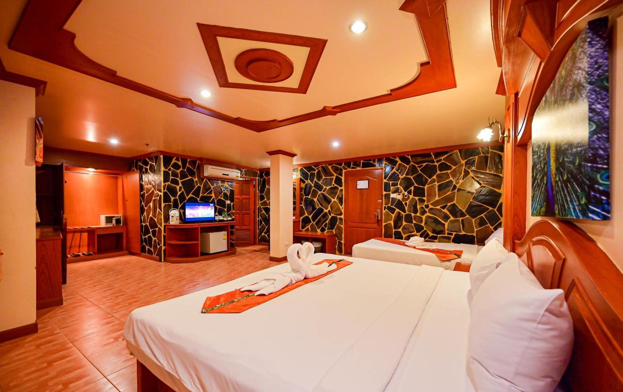 Tiger Complex Hotel Patong Екстериор снимка