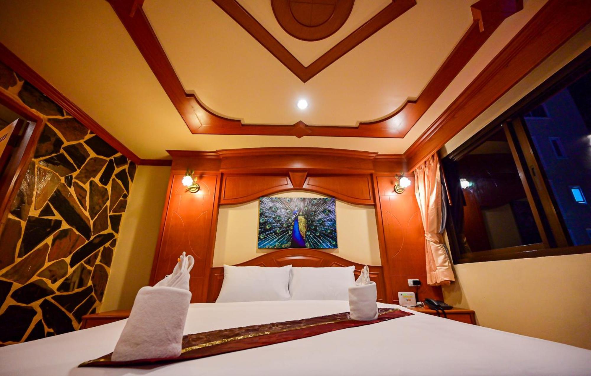 Tiger Complex Hotel Patong Екстериор снимка