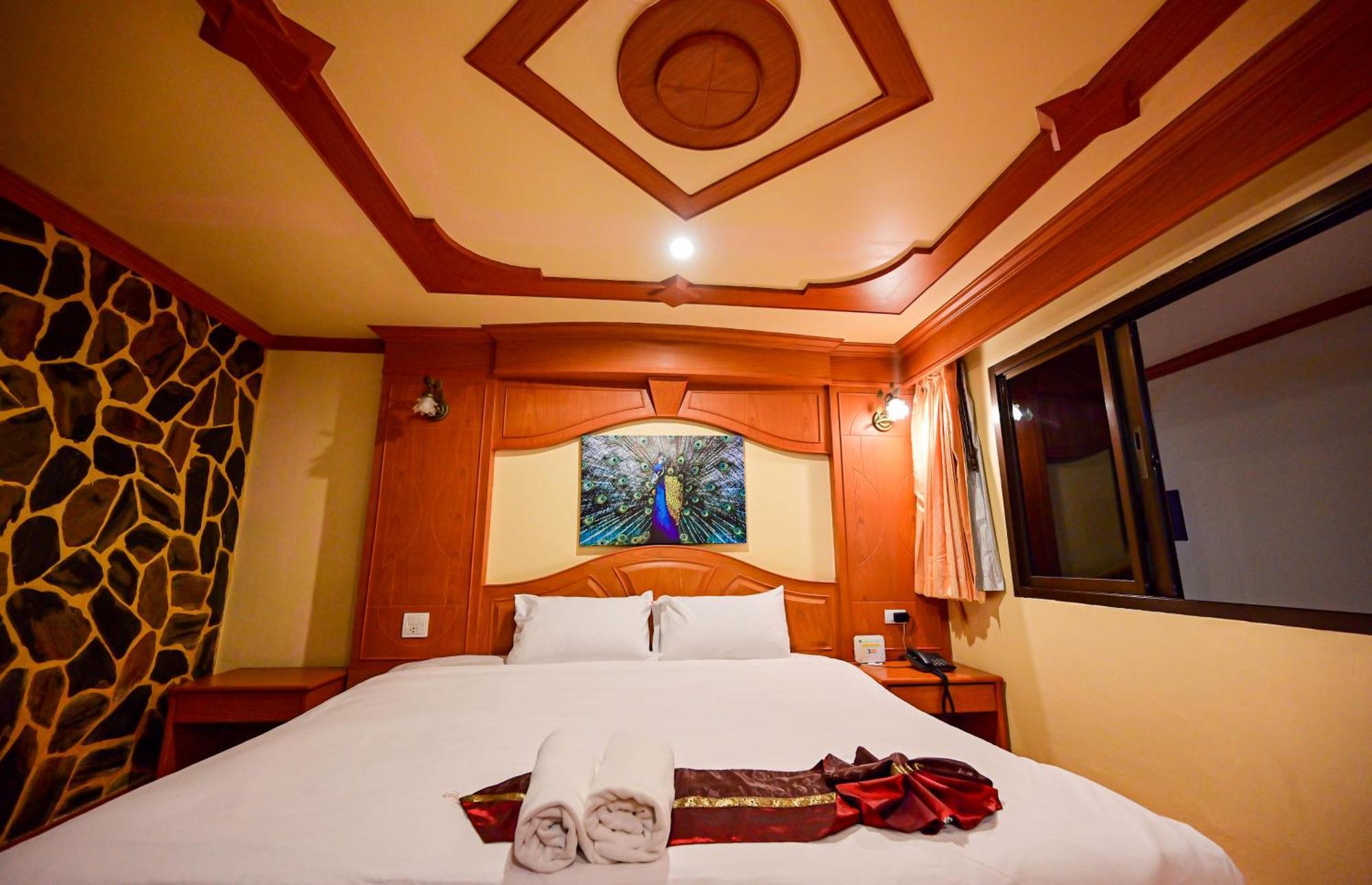 Tiger Complex Hotel Patong Екстериор снимка